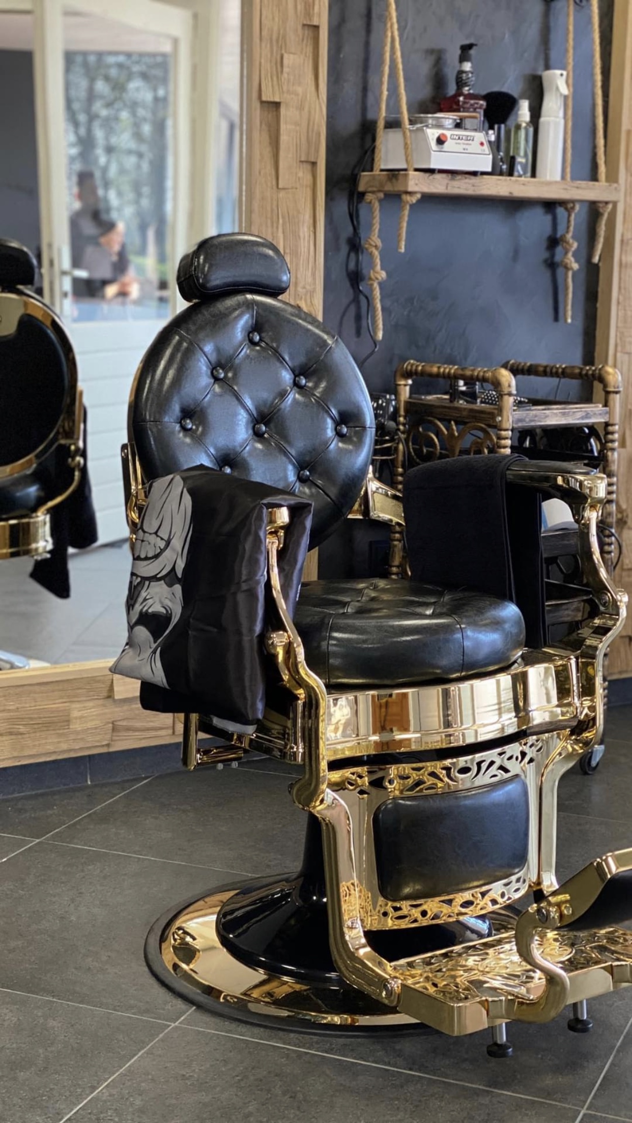 Le Baron barbershop interior